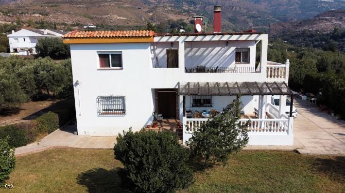 Orgiva. Large property set up as two apartments with large swimming pool