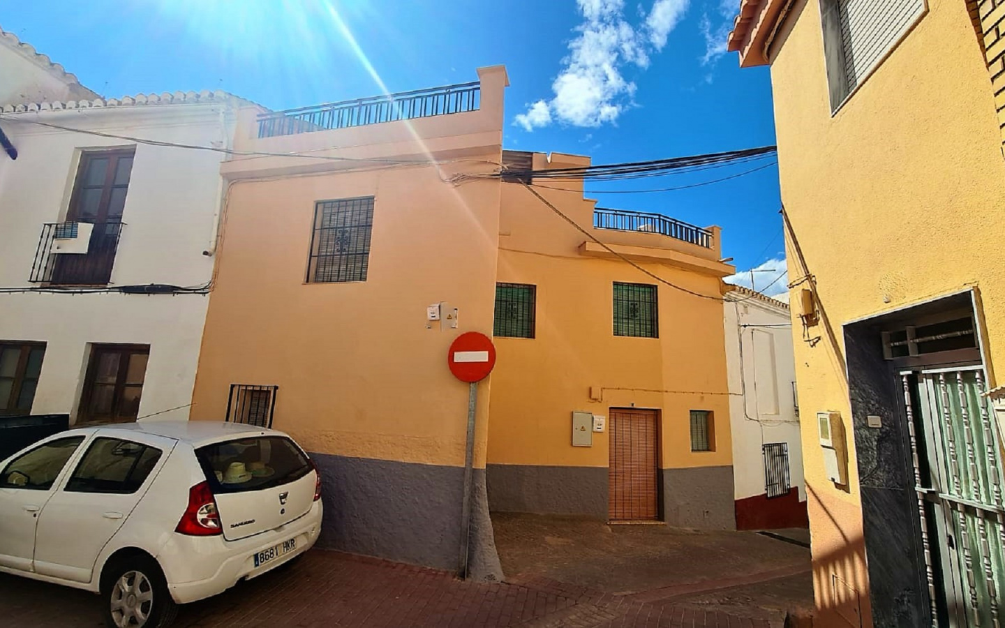 Velez de Benaudalla. Nice village house close to amenities