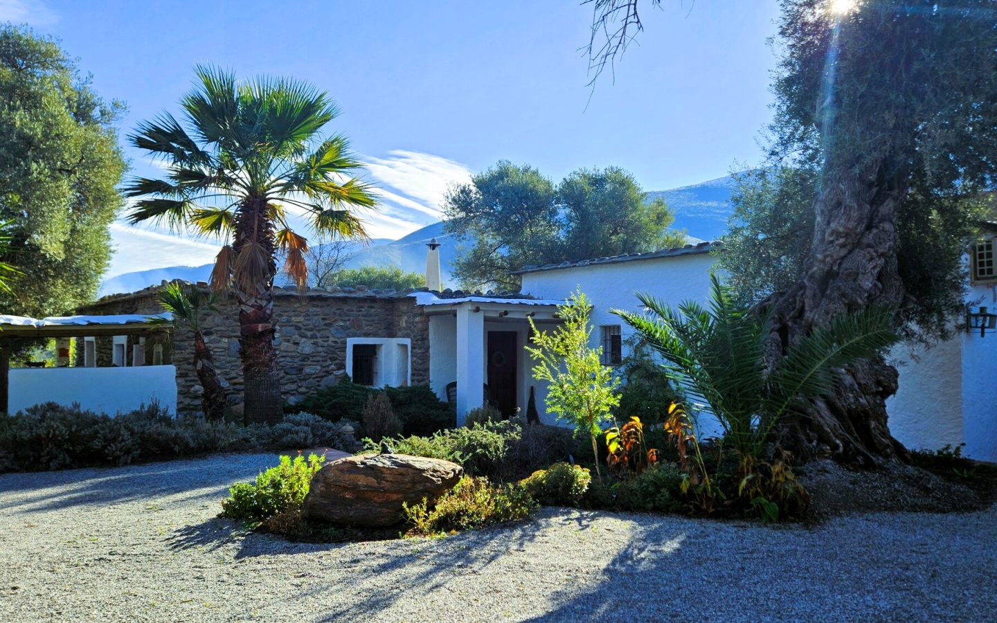 Orgiva. Imposing house with parking area, garage and separate studio