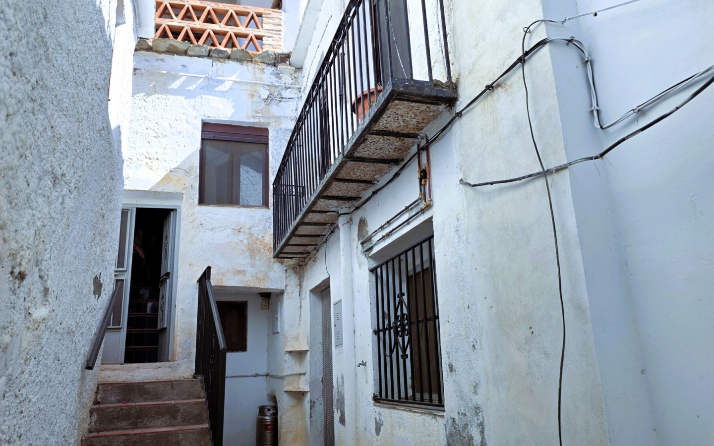 Orgiva. Three plus one berdroom house