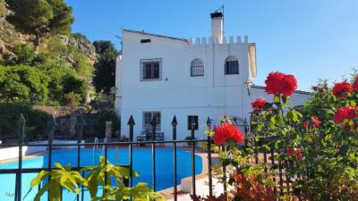 0211, Velez B. TWO Large Villas with five bedrooms, two swimming pools and beautiful views of the Sierra Nevada